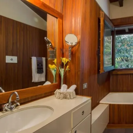 Sleeps 8 Pool Air Con Wifi Ispra