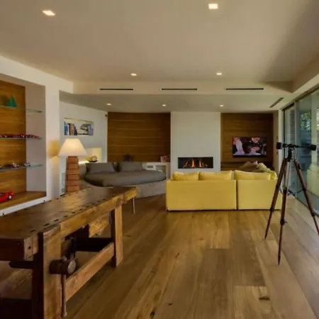 Sleeps 8 Pool Air Con Wifi
