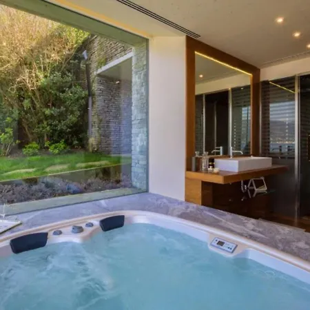 Sleeps 8 Pool Air Con Wifi Ispra